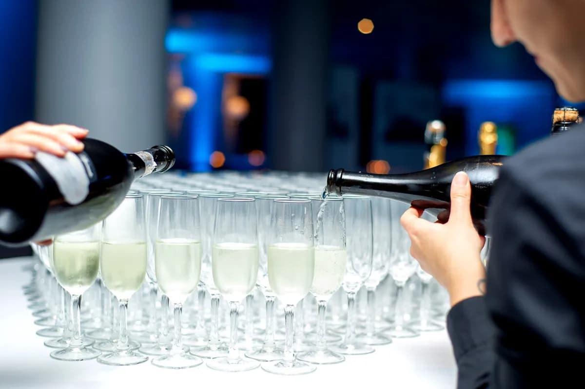 Champagne helles i glass under velkomstdrikk på firmafest i Stavanger