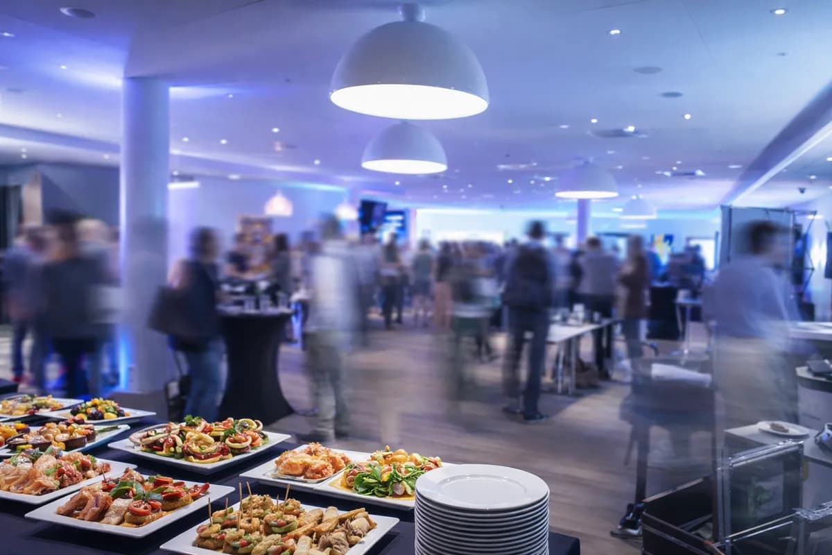 Konferanse-catering og nettverking i Stavanger – buffé med fingermat og deltakere som mingle