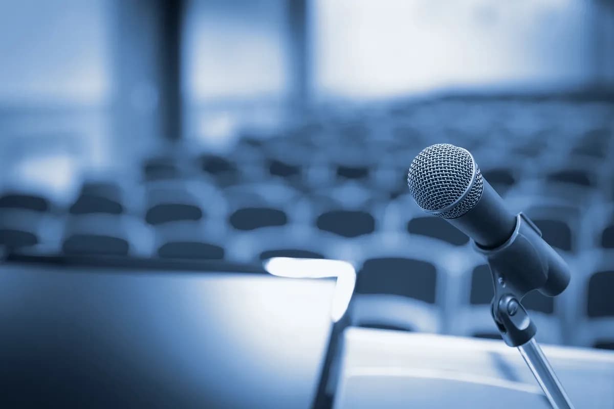 Profesjonell mikrofon i konferansesal – teknisk oppsett for konferanse i Stavanger