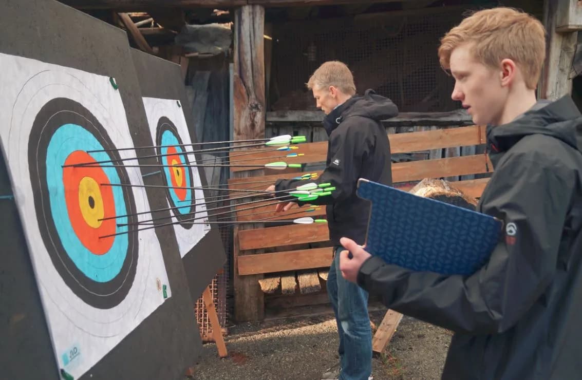 Deltakere sjekker resultater ved bueskyting-blink under OL-leker teambuilding i Stavanger
