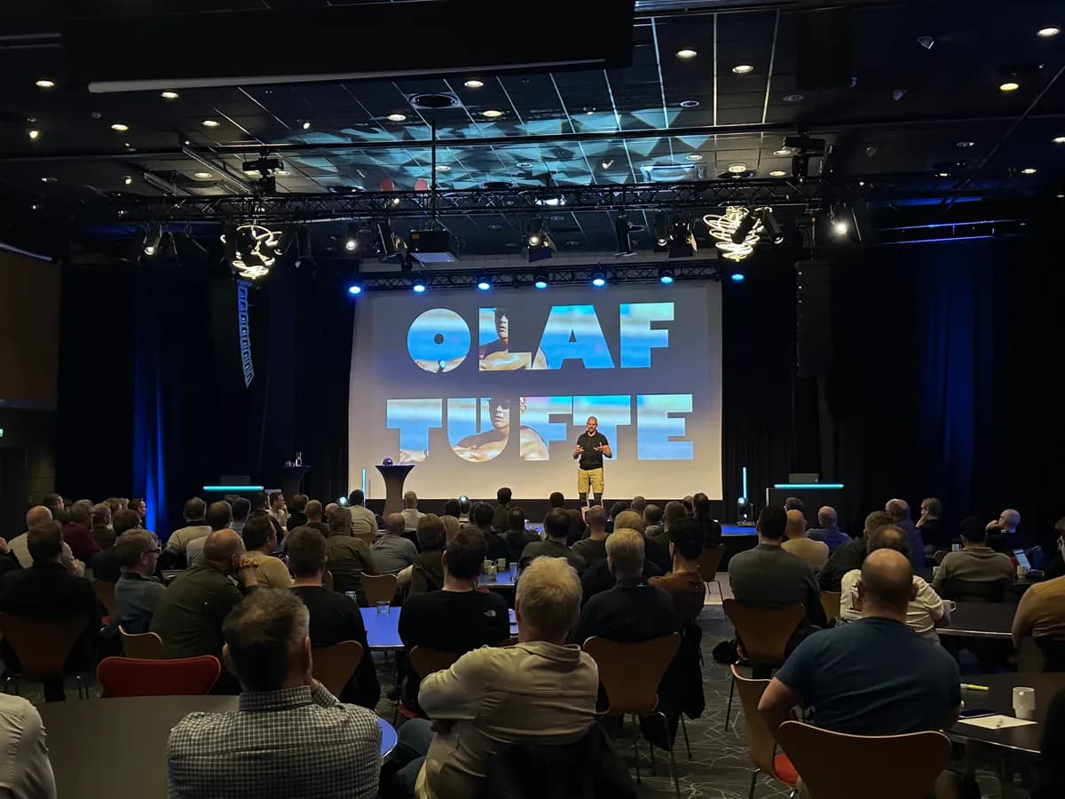 Foredragsholder på scene med profesjonell lyd og lys på konferanse