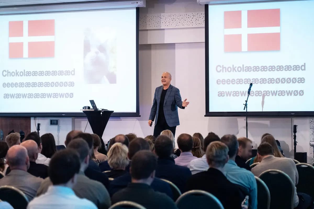 Foredragsholder presenterer for publikum på konferanse i Stavanger