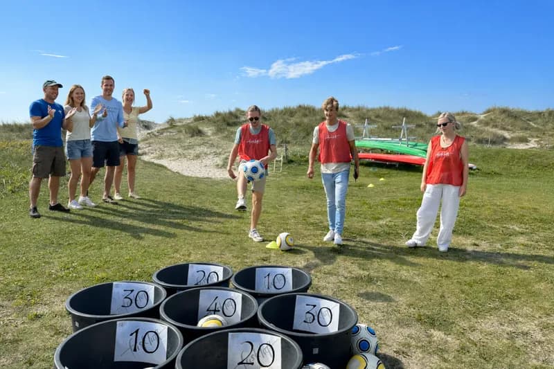 Team konkurrerer i ballaktivitet under teambuilding i Stavanger